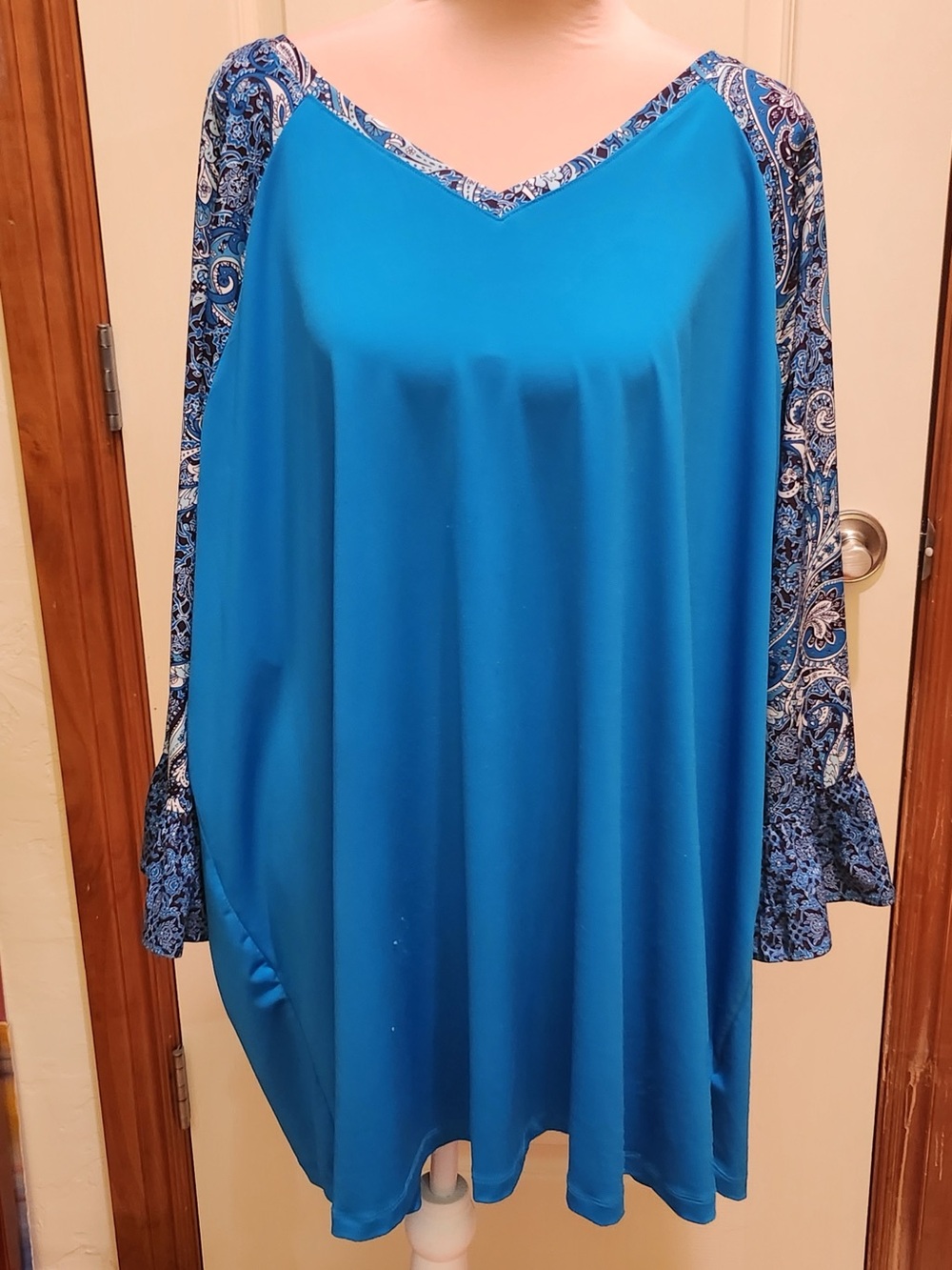 Catherines Vibrant Blue Paisley Flounce Sleeve Top 26/28W Contrast 3/4 Sleeves